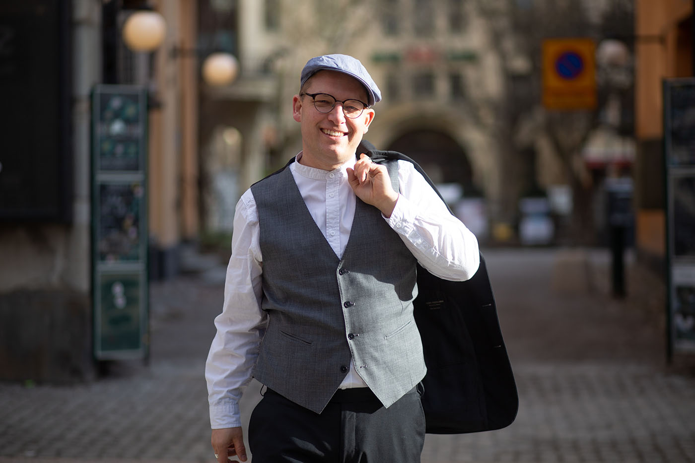 David Stavegård, föreläsare och Excel-expert på promenad i Stockholm